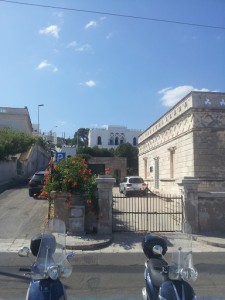 This foto doesn't do justice to the amount of gorgeous mansions here, but as a driver I had to focus on the road instead.... Therefor only this...